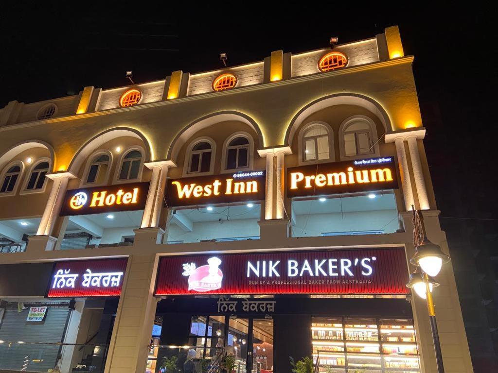 Hotel West Inn Premium Kharar Экстерьер фото