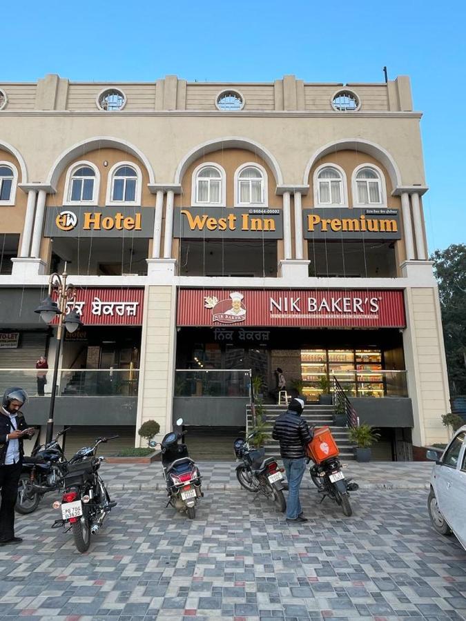 Hotel West Inn Premium Kharar Экстерьер фото