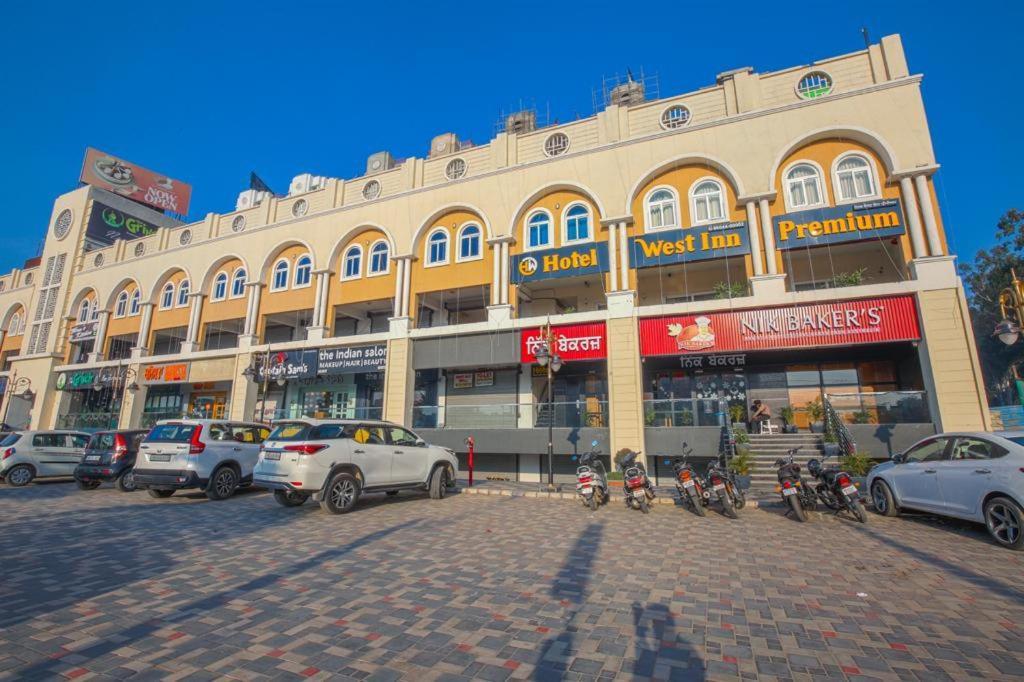 Hotel West Inn Premium Kharar Экстерьер фото