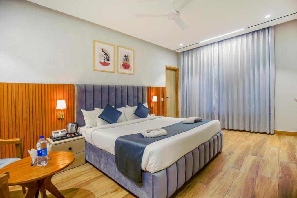 Hotel West Inn Premium Kharar Экстерьер фото